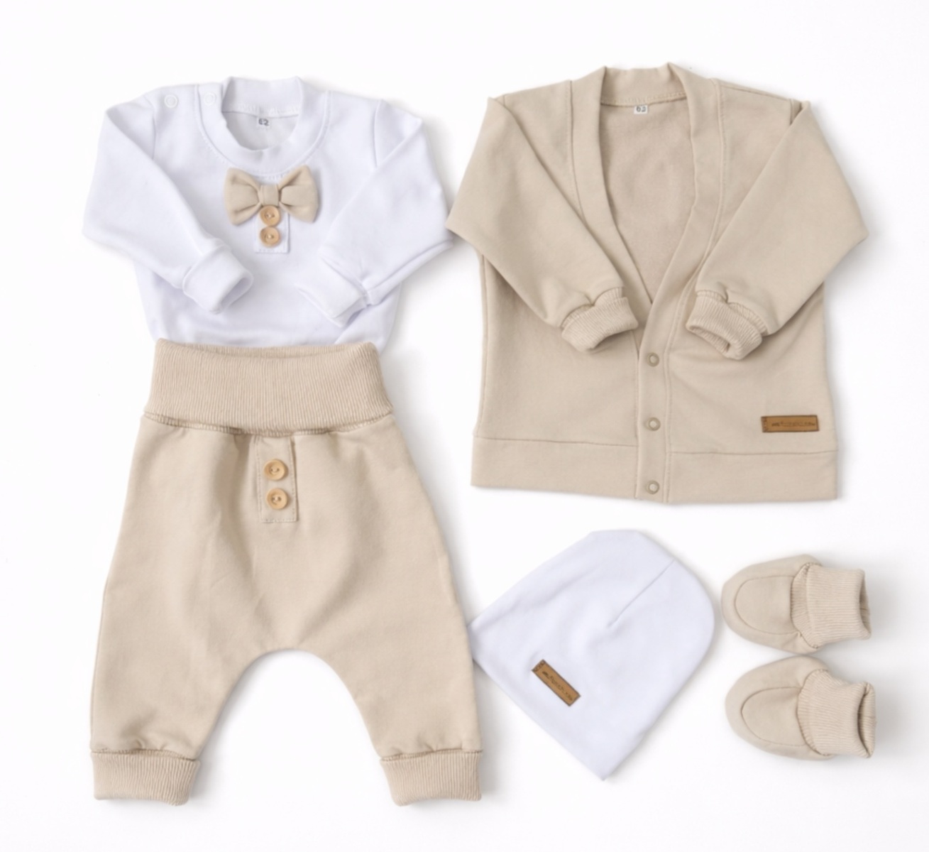 Kazum Bavlněná sada, body, kalhoty, motýlek a čepice Elegant Boy 5D, béžová/bílá